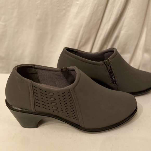 easy street Shoes - East Streets gray ankle booties size 8.5W NWT